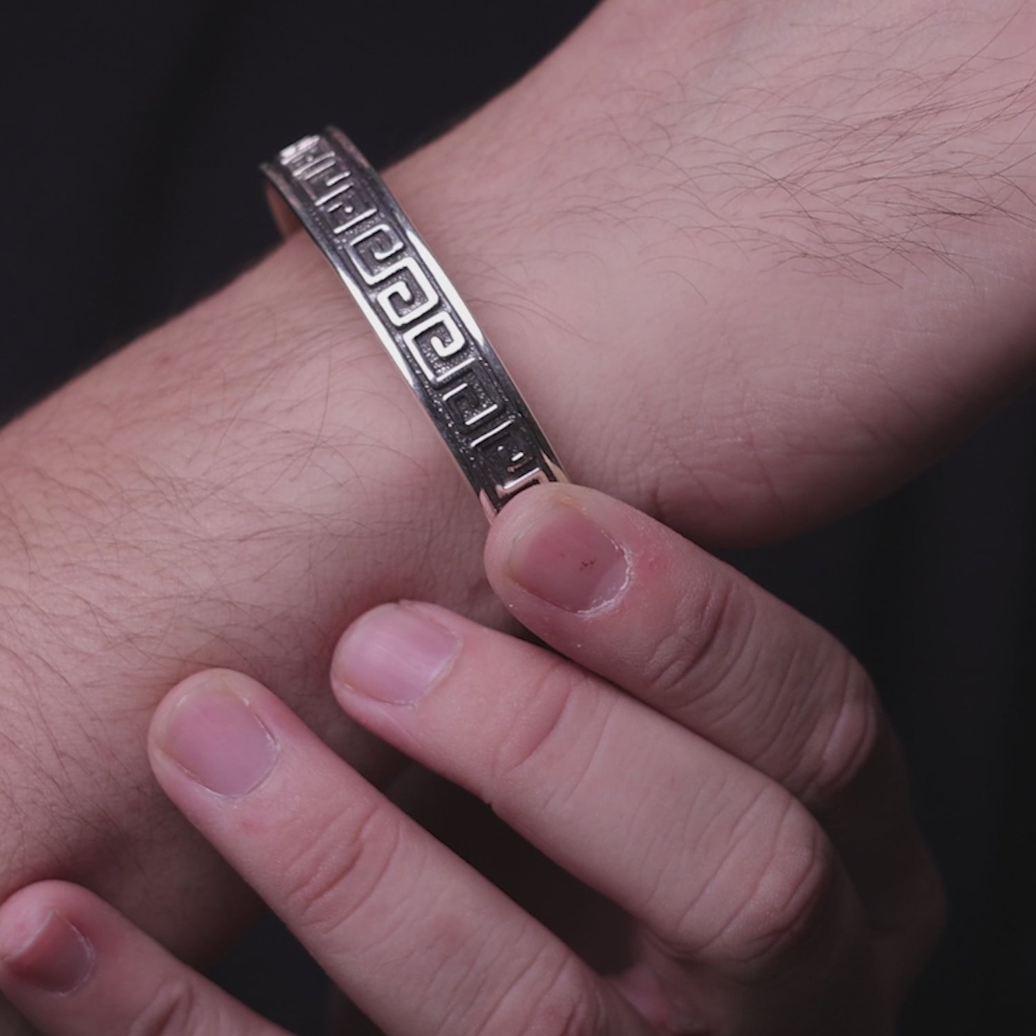 Load video: 925 Sterling Silver Greek Key Cuff Kada